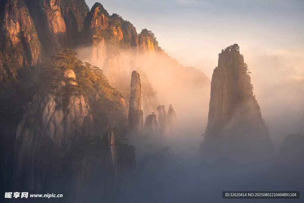 云雾缭绕的壮丽山峰