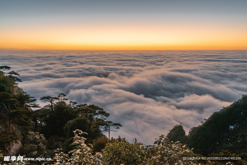 高山云海日出壮丽景观