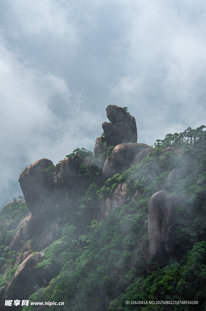 云雾缭绕的嶙峋山石景观