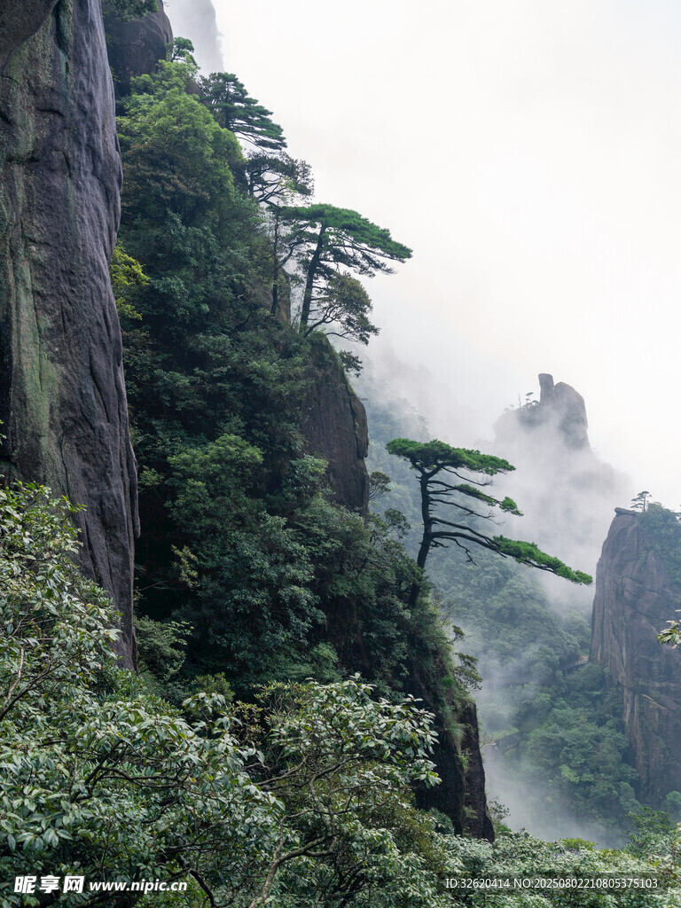 云雾缭绕的险峻山间景色