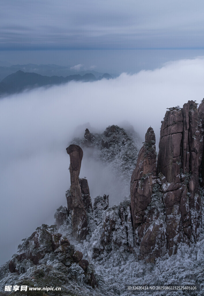 雪覆奇峰云海间