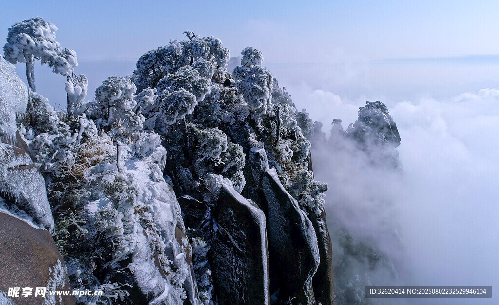 雪覆山峦云雾间的美景