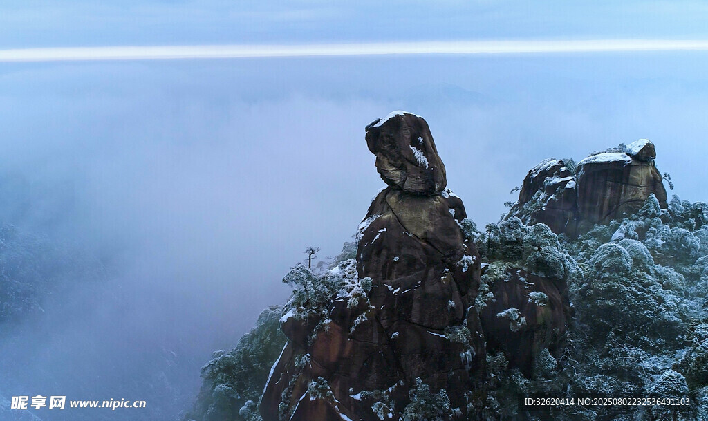 山巅雪景 孤石傲立云雾间