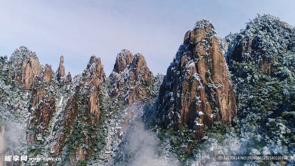 雪覆奇峰壮丽山景