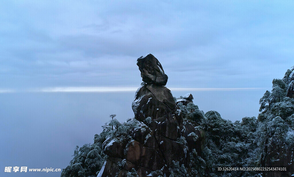 雪覆山巅奇石傲立