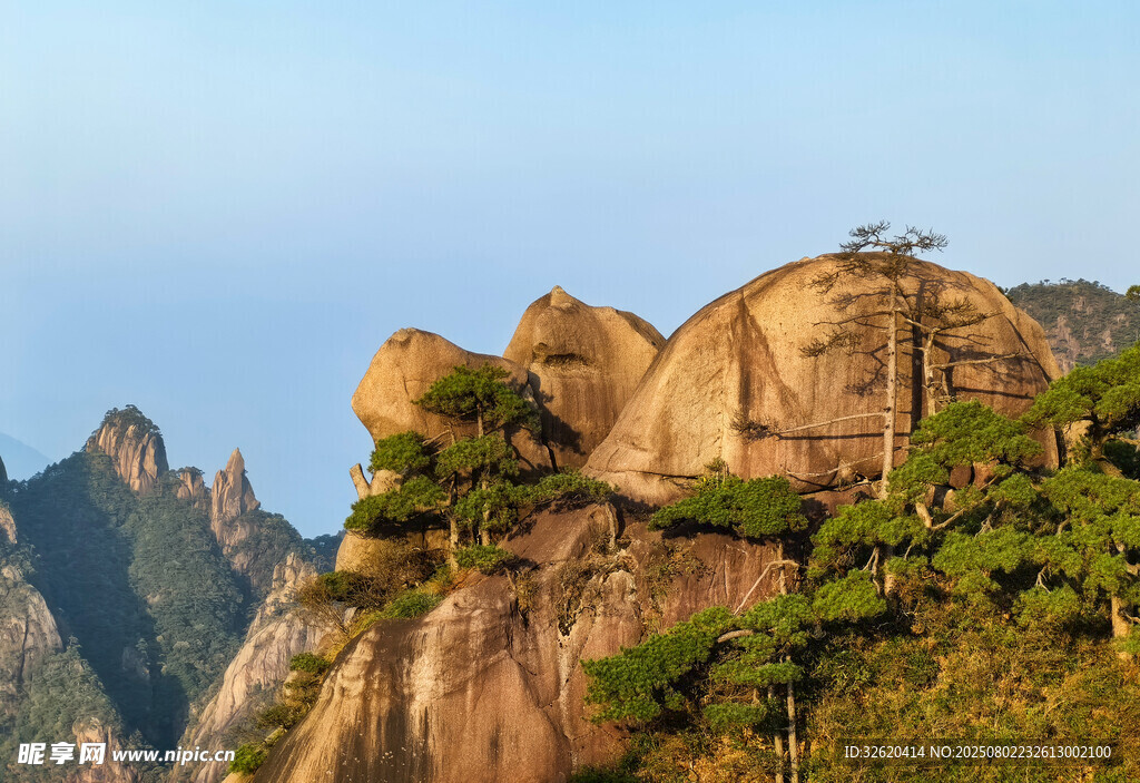 壮丽山景与崖边松树