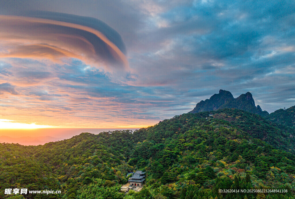 山间日出美景
