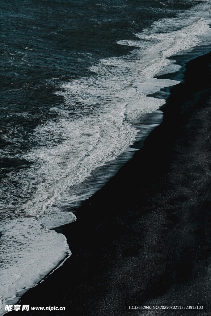 海浪拍打黑色沙滩