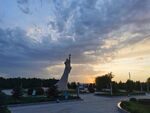夕阳下的宏伟雕像景观红碱淖