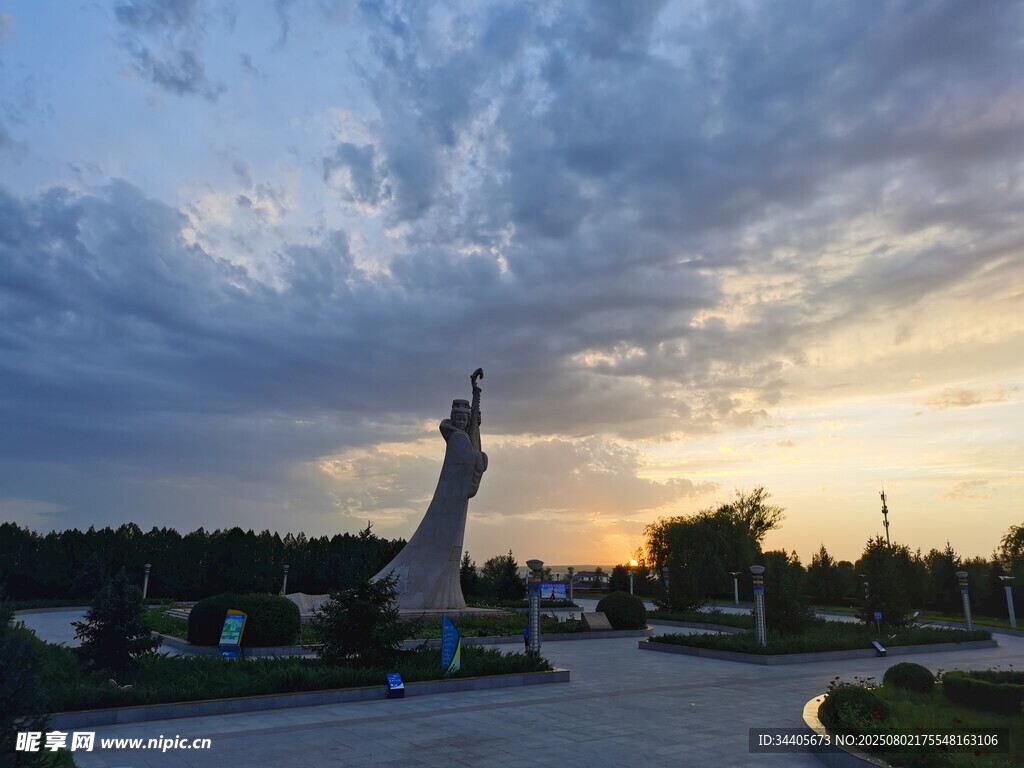 夕阳下的宏伟雕像景观红碱淖