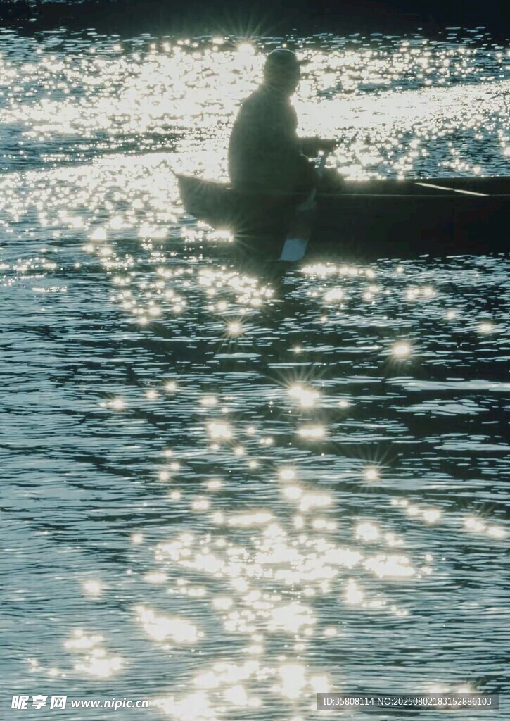 夕阳下的独舟垂钓者