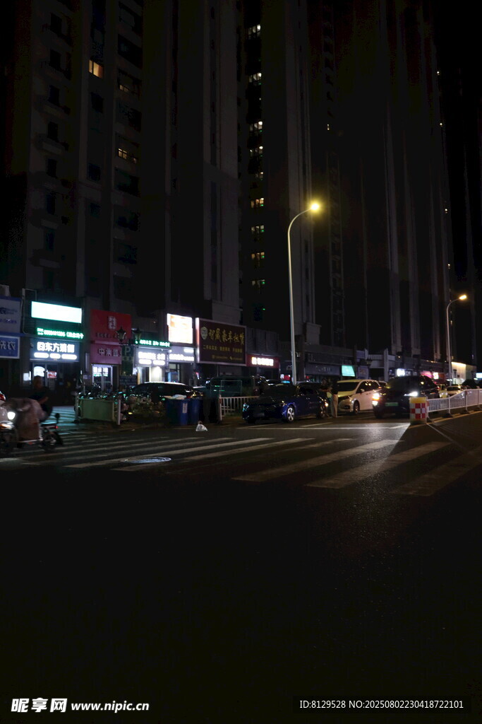 城市夜晚街道灯火景象