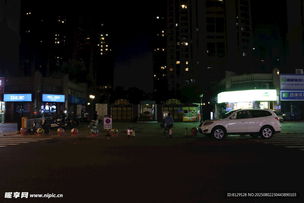 夜晚城市街道景象