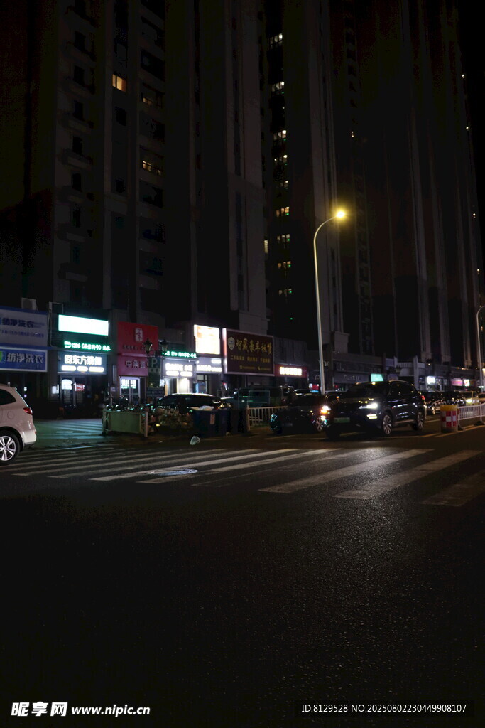 城市夜晚街道灯火景象