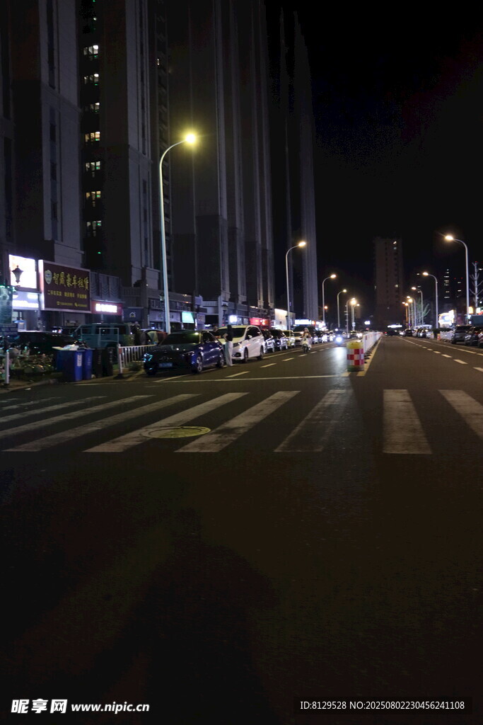 城市夜晚繁忙的十字路口