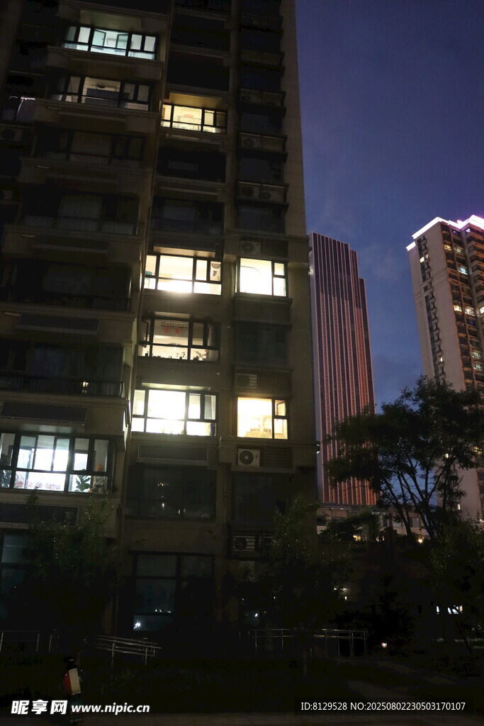 夜幕下的城市建筑灯火
