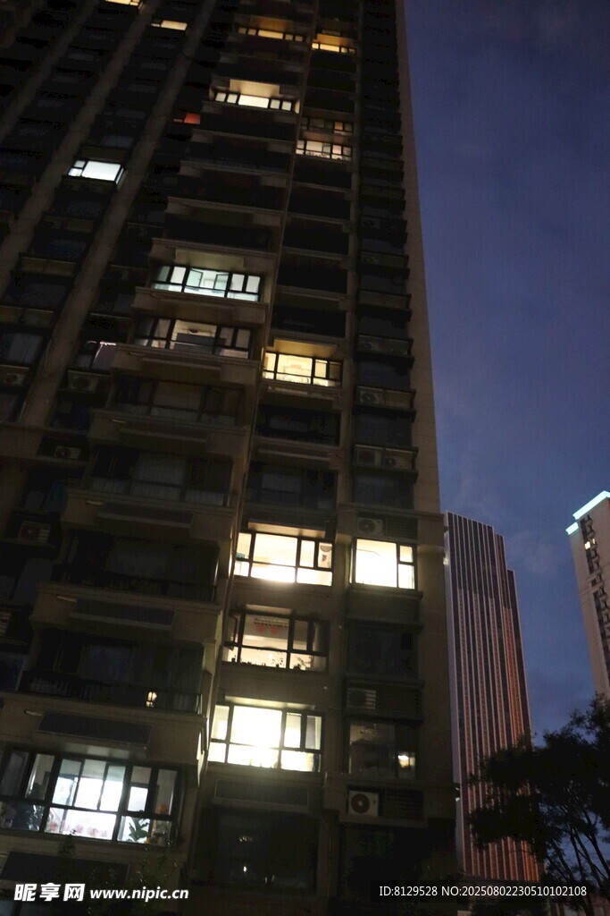 夜幕下灯火通明的高层住宅
