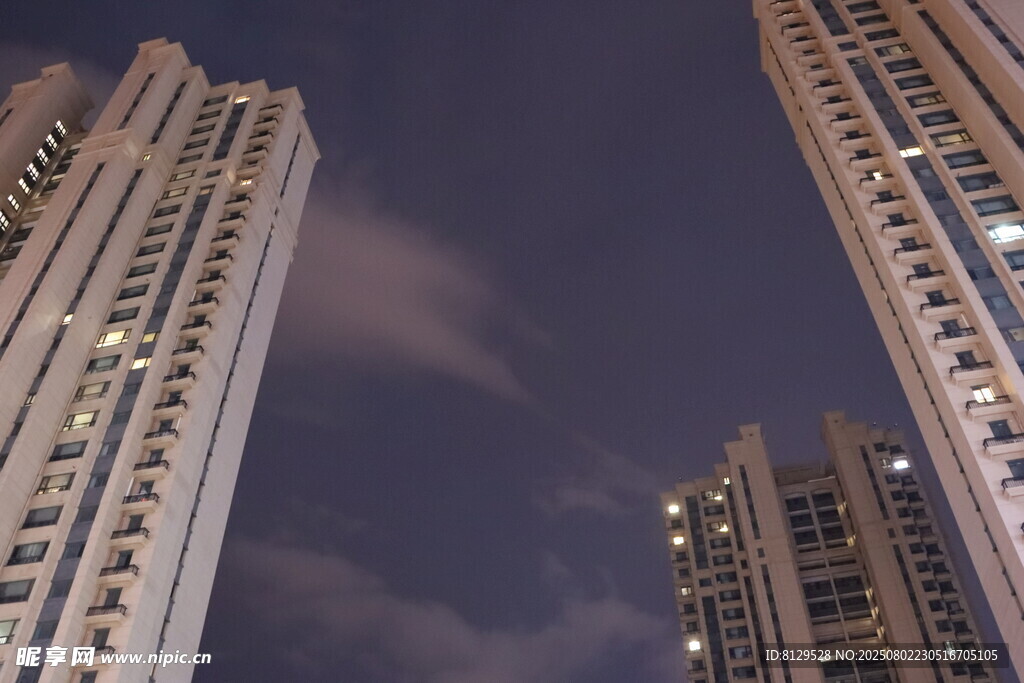 夜幕下的高楼大厦