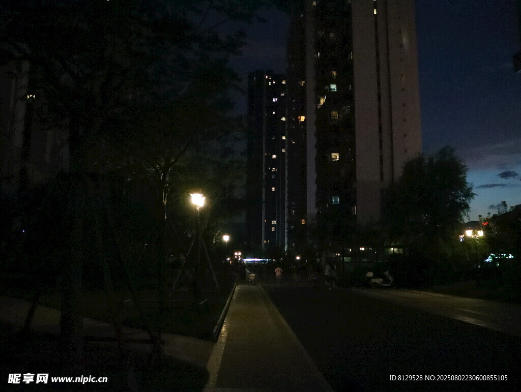 夜晚城市中的静谧小路