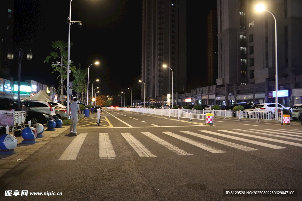 夜晚城市中的斑马线道路
