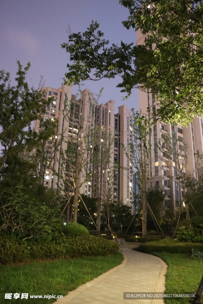 夜幕下的城市住宅区景观