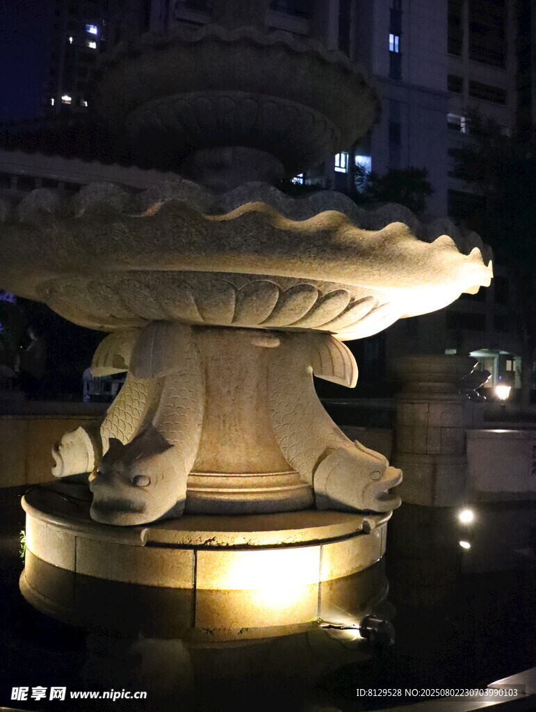 夜晚中的精美喷泉雕塑