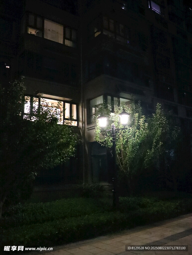 夜晚温馨亮灯的住宅一角
