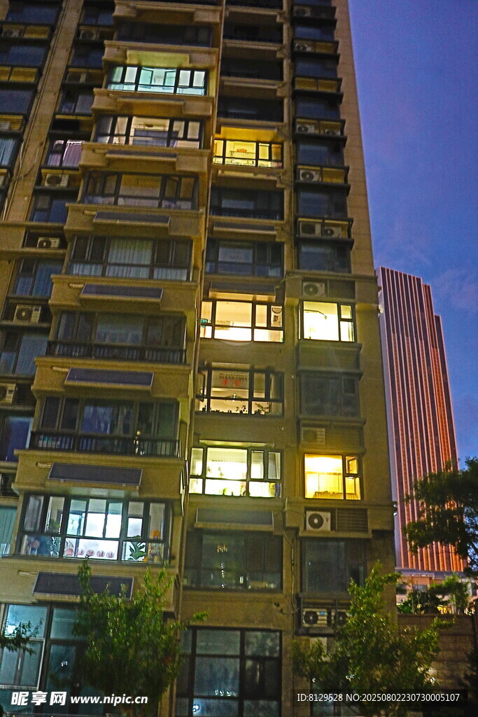 夜幕下灯火通明的高层住宅