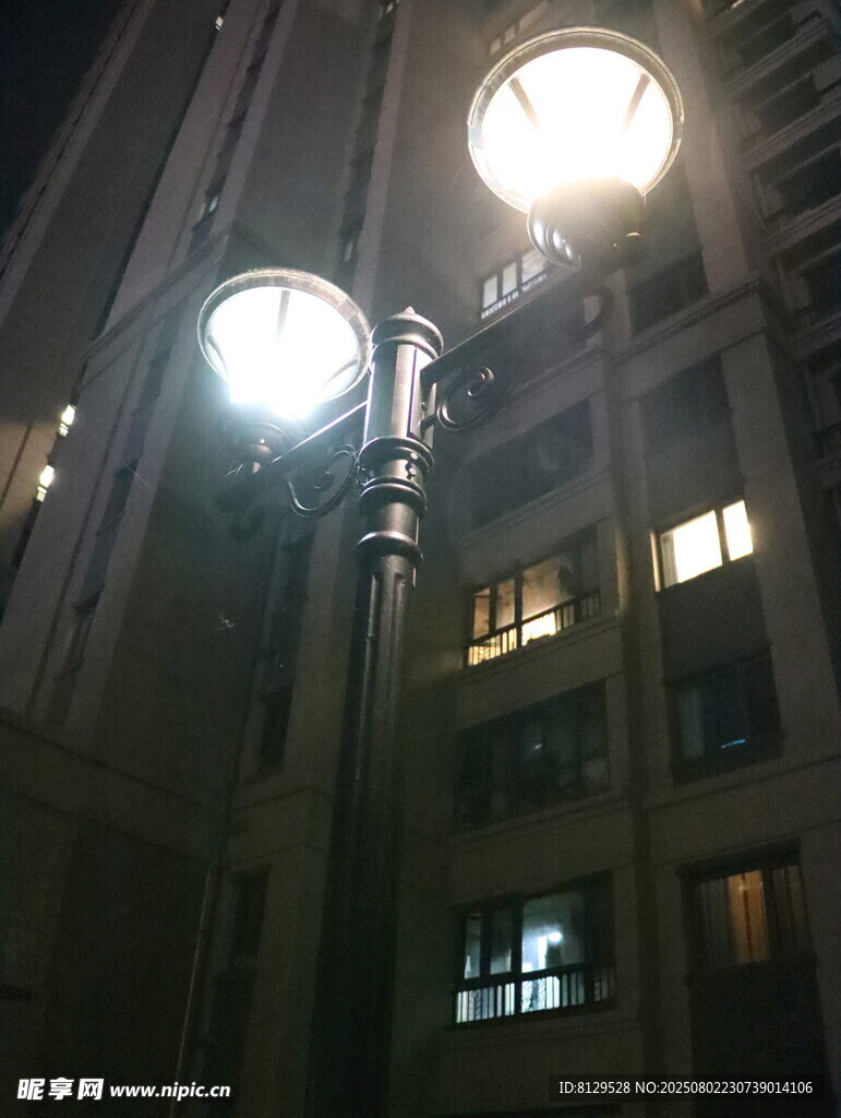 夜晚街灯下的高楼建筑