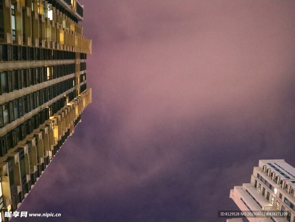 城市夜空下的高楼剪影