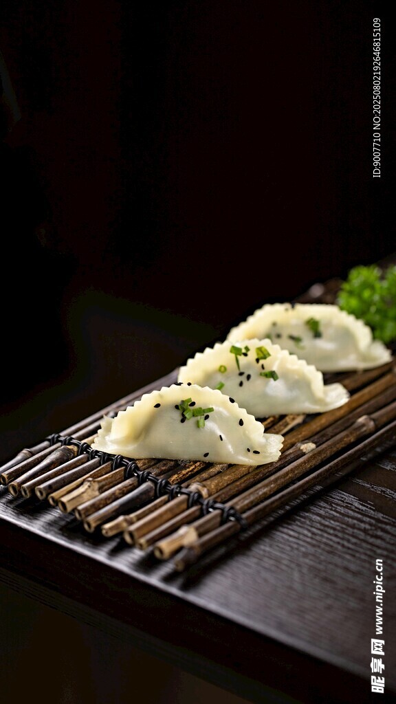 日式烤饺摆放在烤架上
