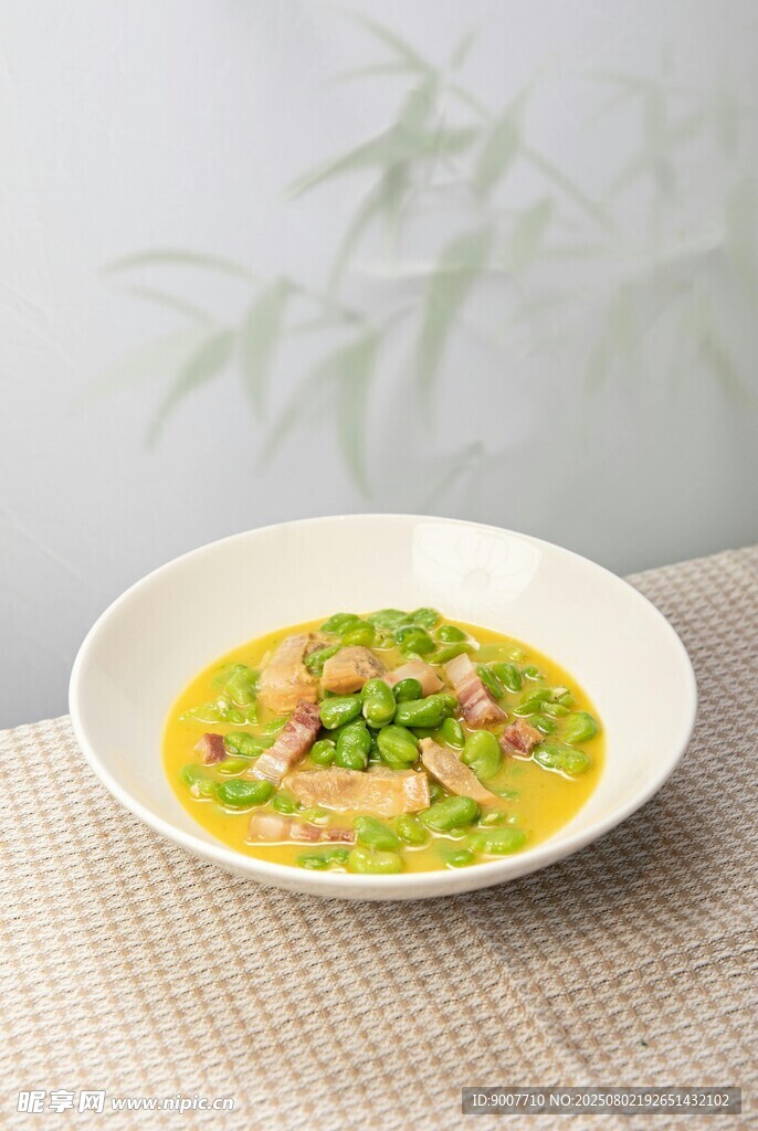 黄绿相间美味豌豆汤