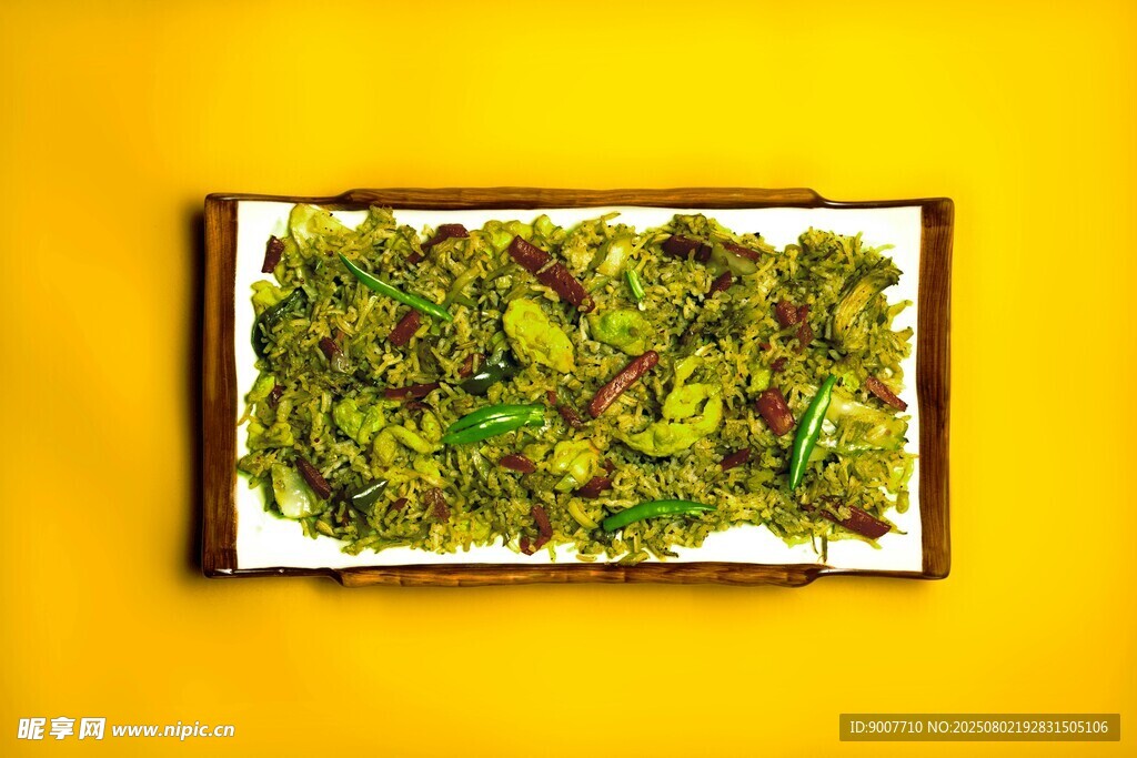 一盘翠绿美味的炒青菜