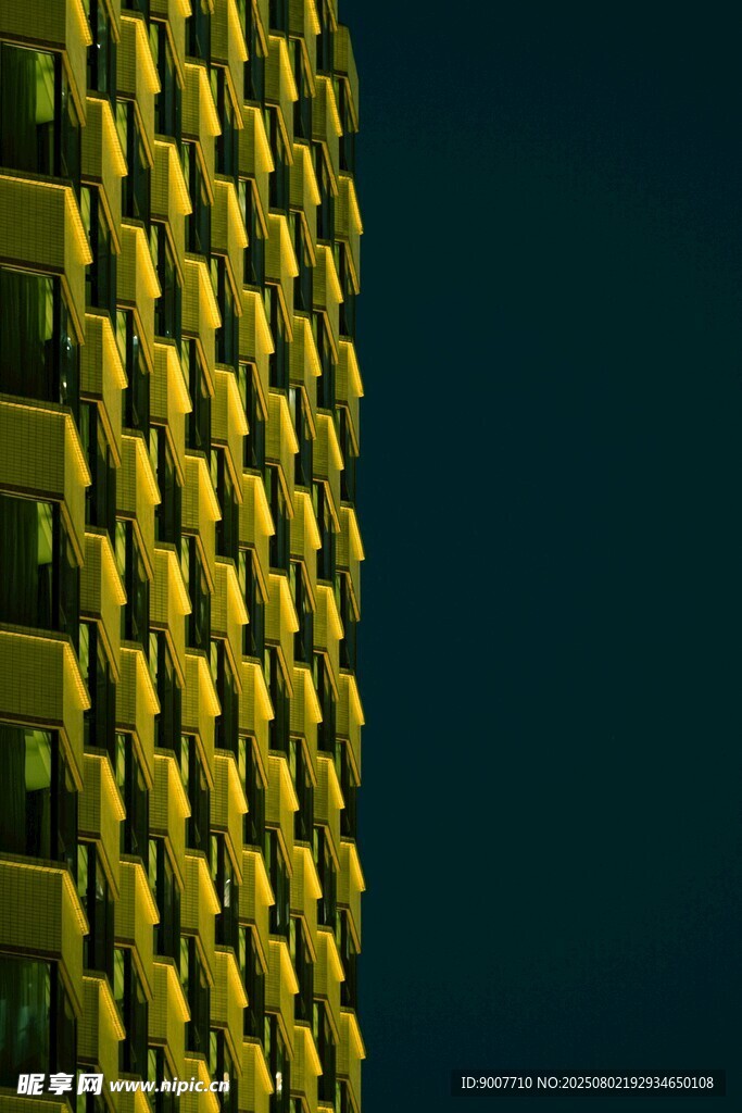 黄色立体结构建筑局部