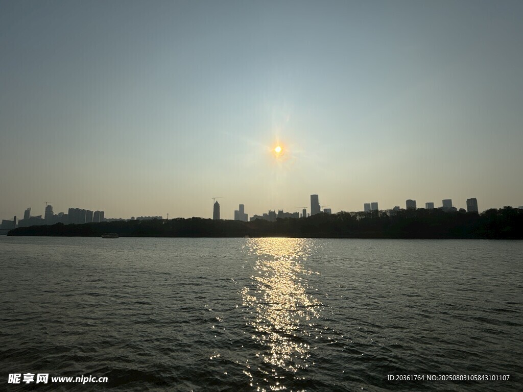 夕阳下的城市河畔美景