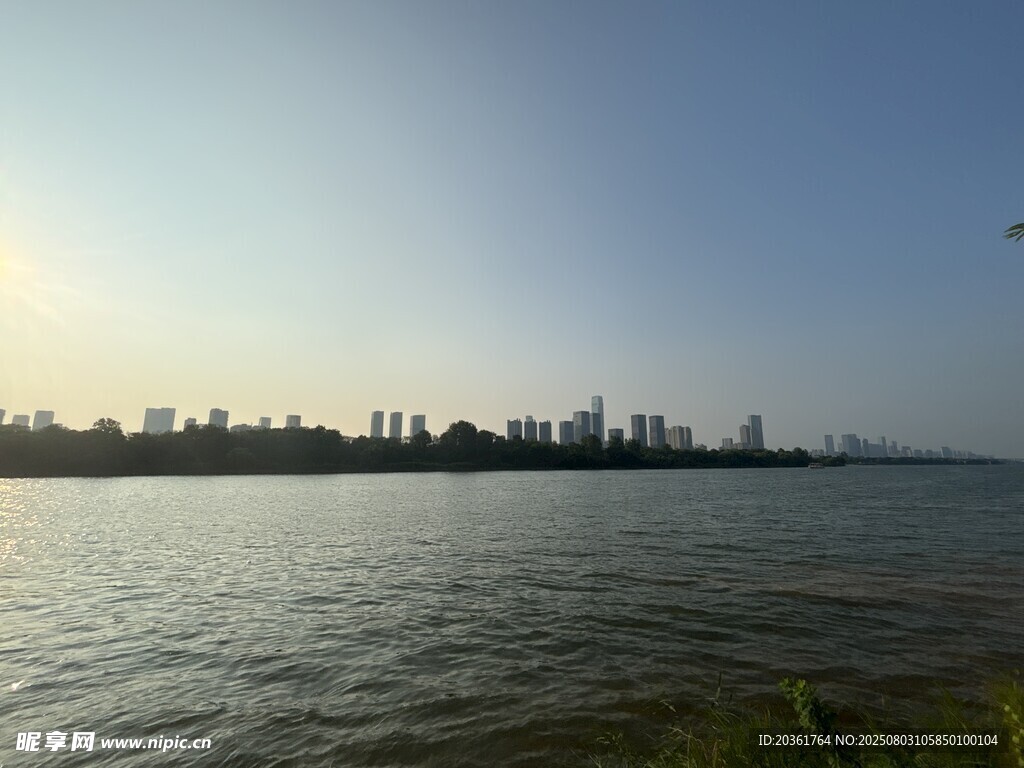 湖畔城市天际线美景