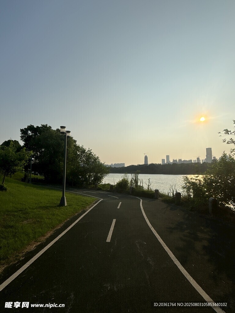 黄昏时分的公路与河畔风景