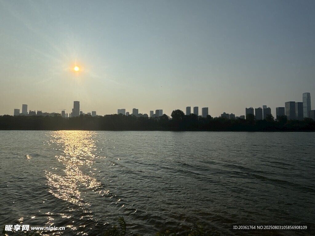 夕阳下的城市江畔美景
