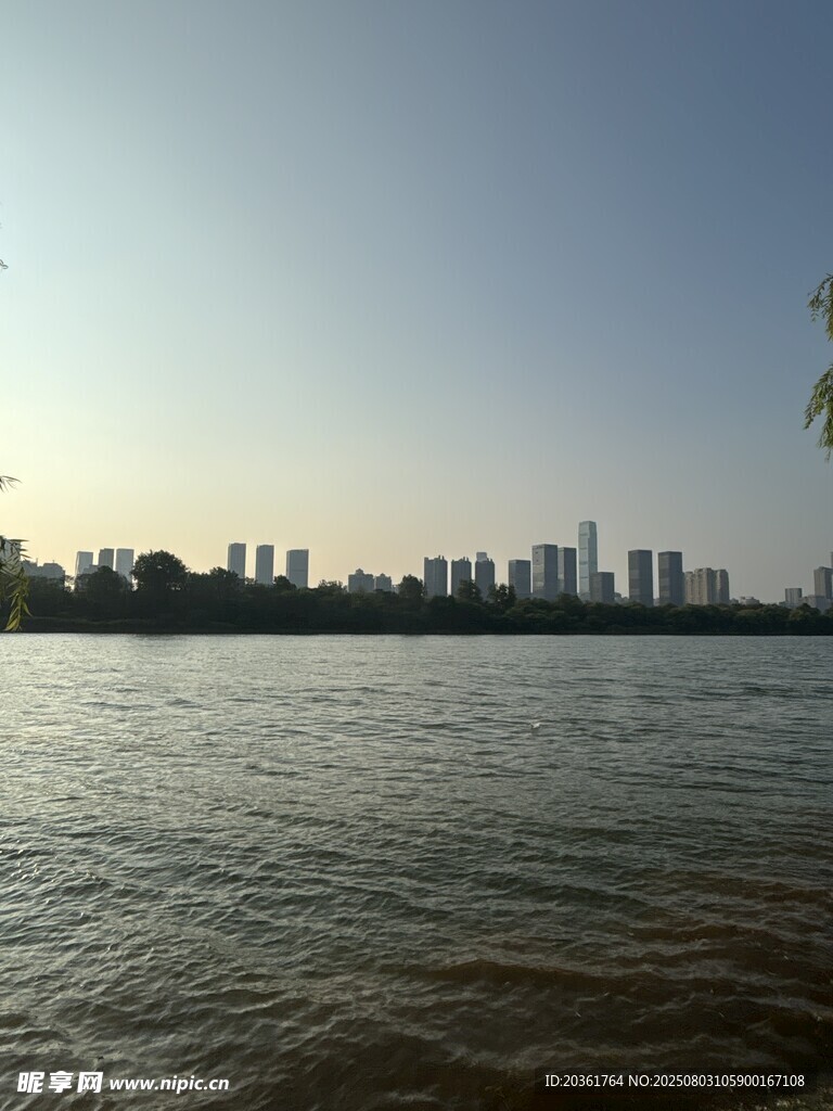 城市江畔风光