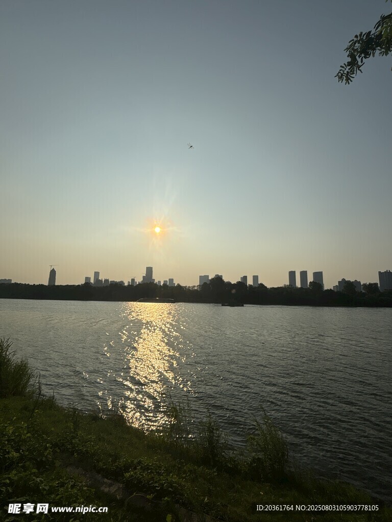 湖畔日落美景