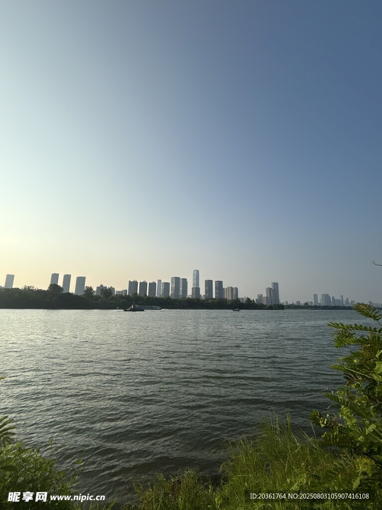湖畔城市天际线美景