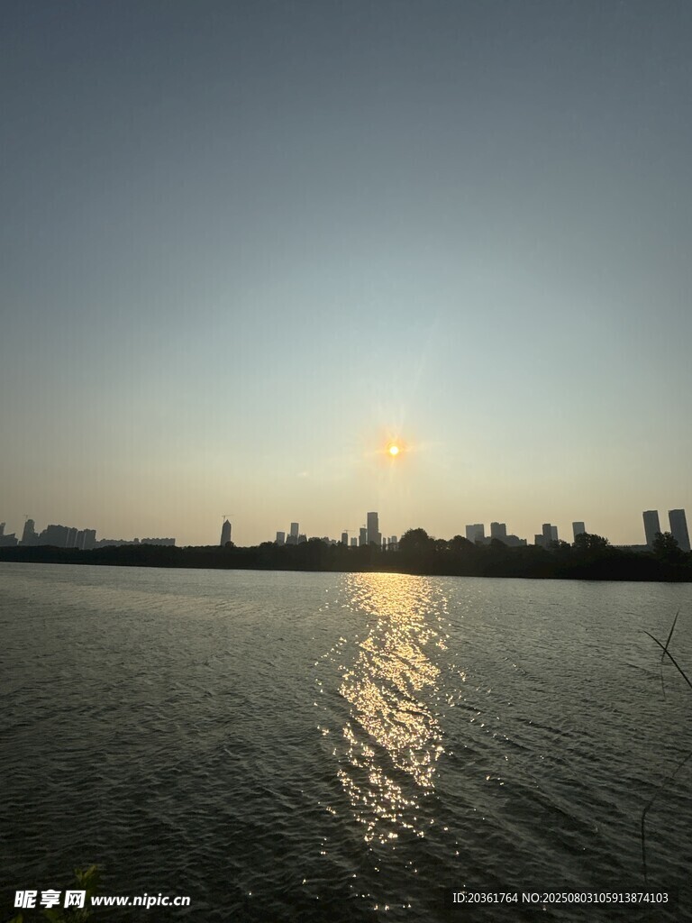 夕阳下的城市河畔美景
