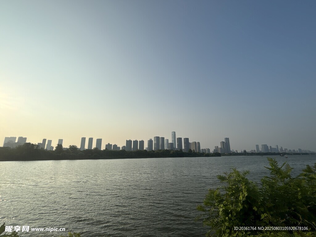 湖畔城市天际线美景