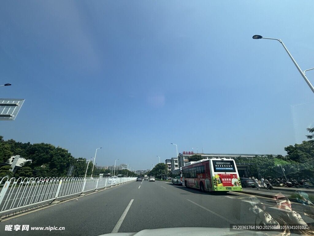 公路上行驶的多彩公交车