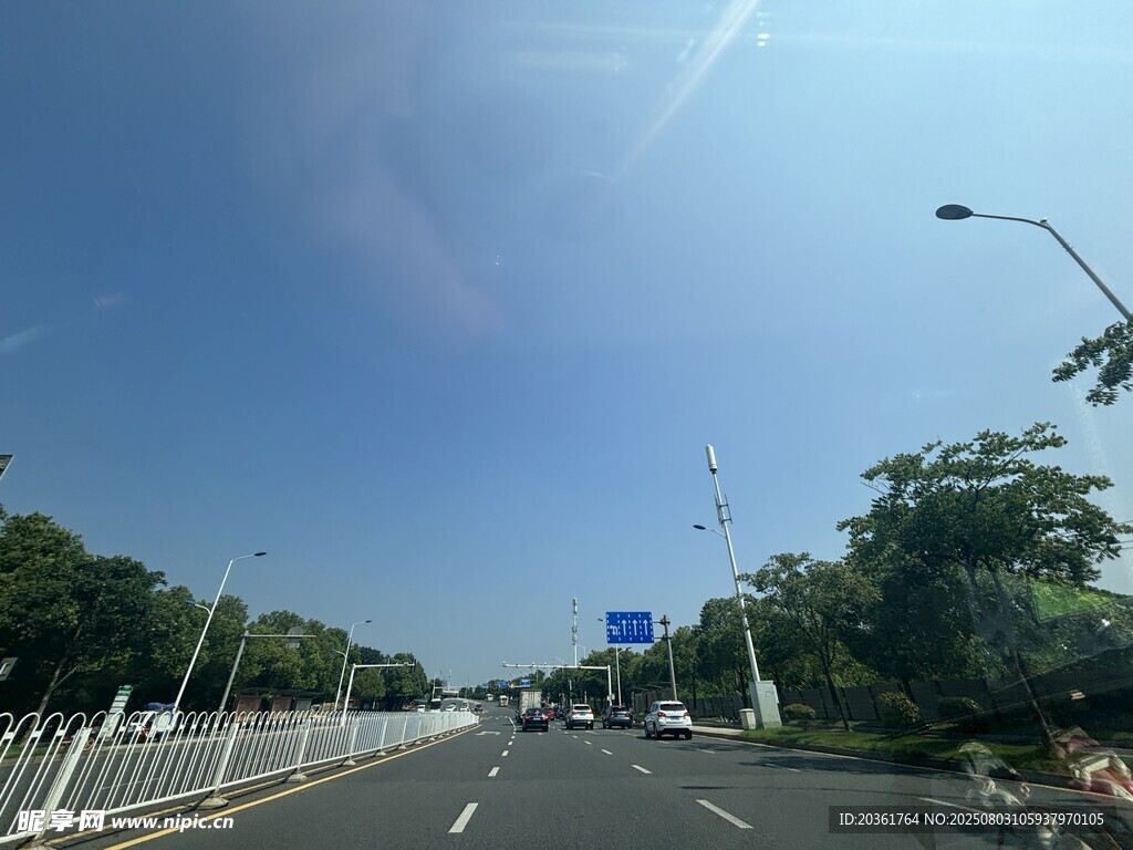 宽阔公路旁绿树蓝天