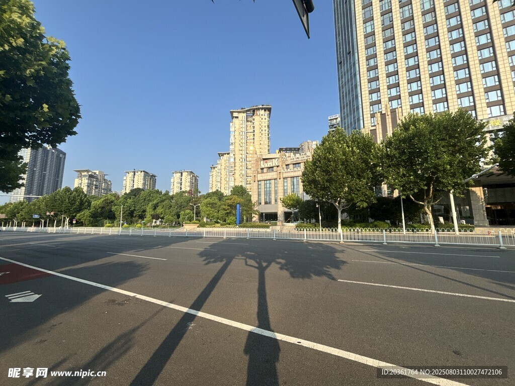 城市宽阔道路与高楼景观