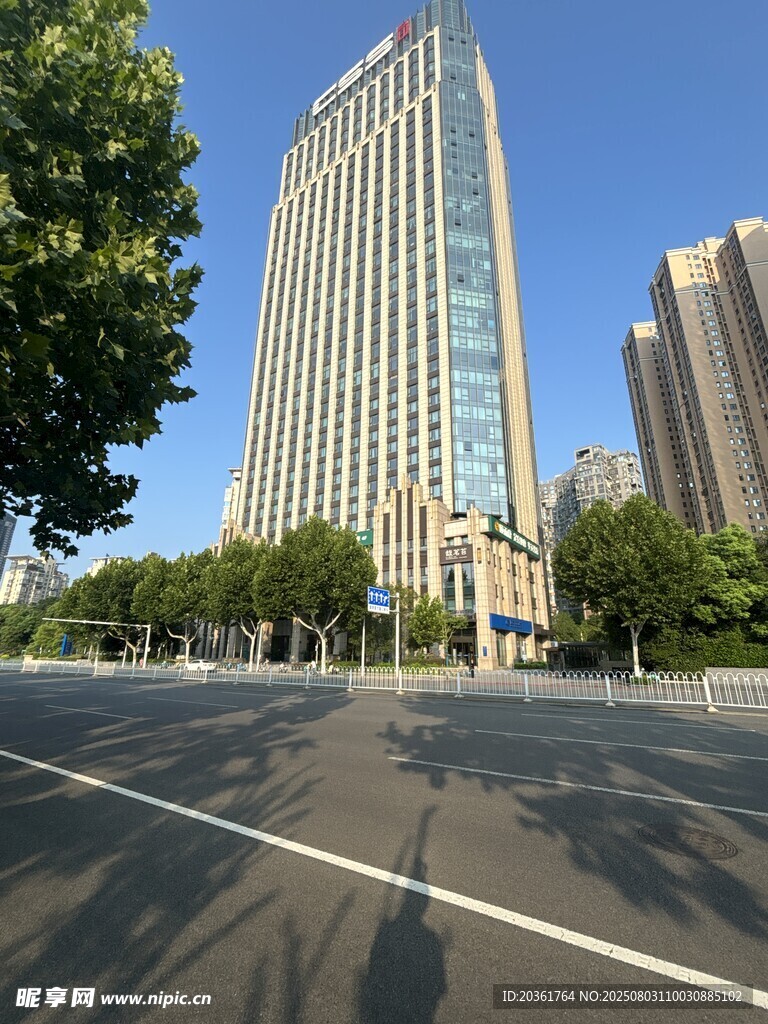 城市中高耸的现代化写字楼