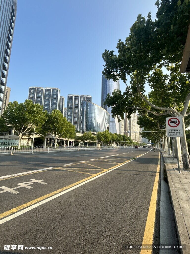 城市空旷道路与高楼景观