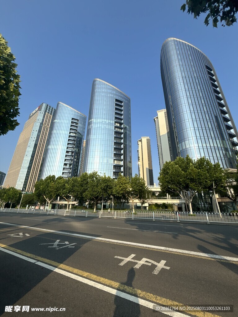 城市现代高楼与宽阔道路