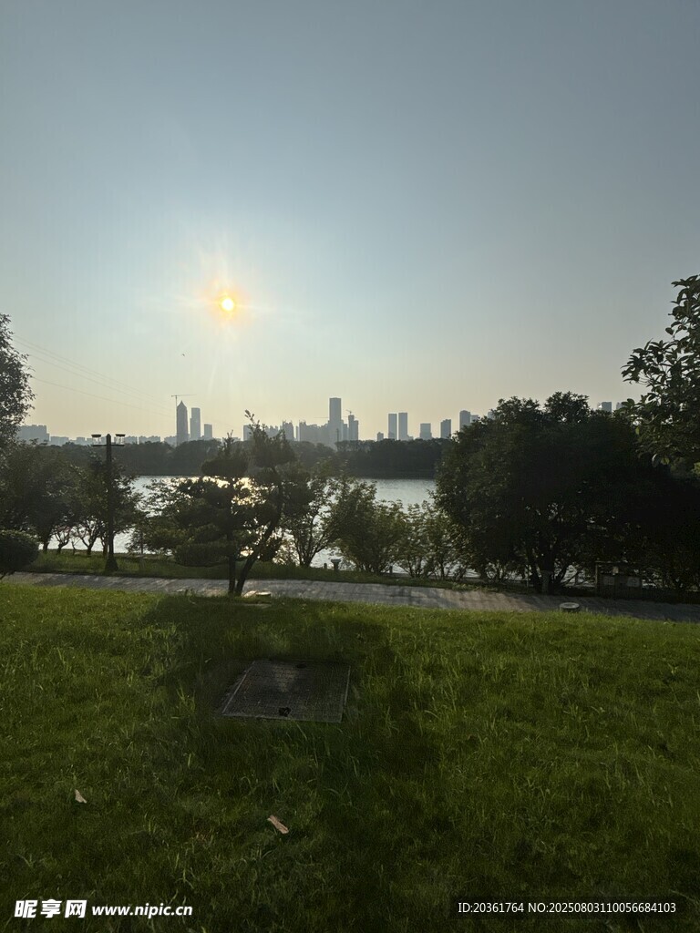 湖畔草地日出美景